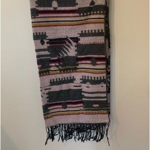 Women’s stylish scarf. B5